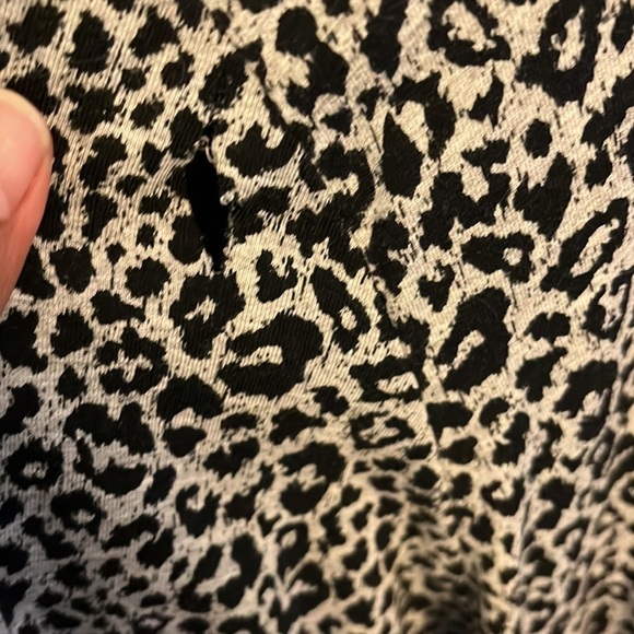 CHARTER CLUB WOMAN 2X ANIMAL PRINT CARDIGAN. Hole in back sleeve not noticeable - Picture 5 of 7
